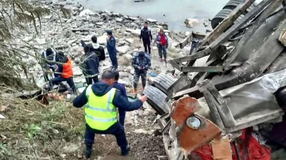 Непалда йўловчи автобуси дарёга қулаб тушди (видео)